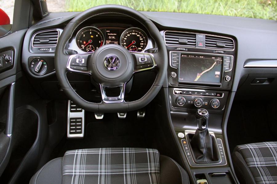 Торпедо Volkswagen Golf GTD 5-Door 2017 года  (WW) (фото 38 из 58)